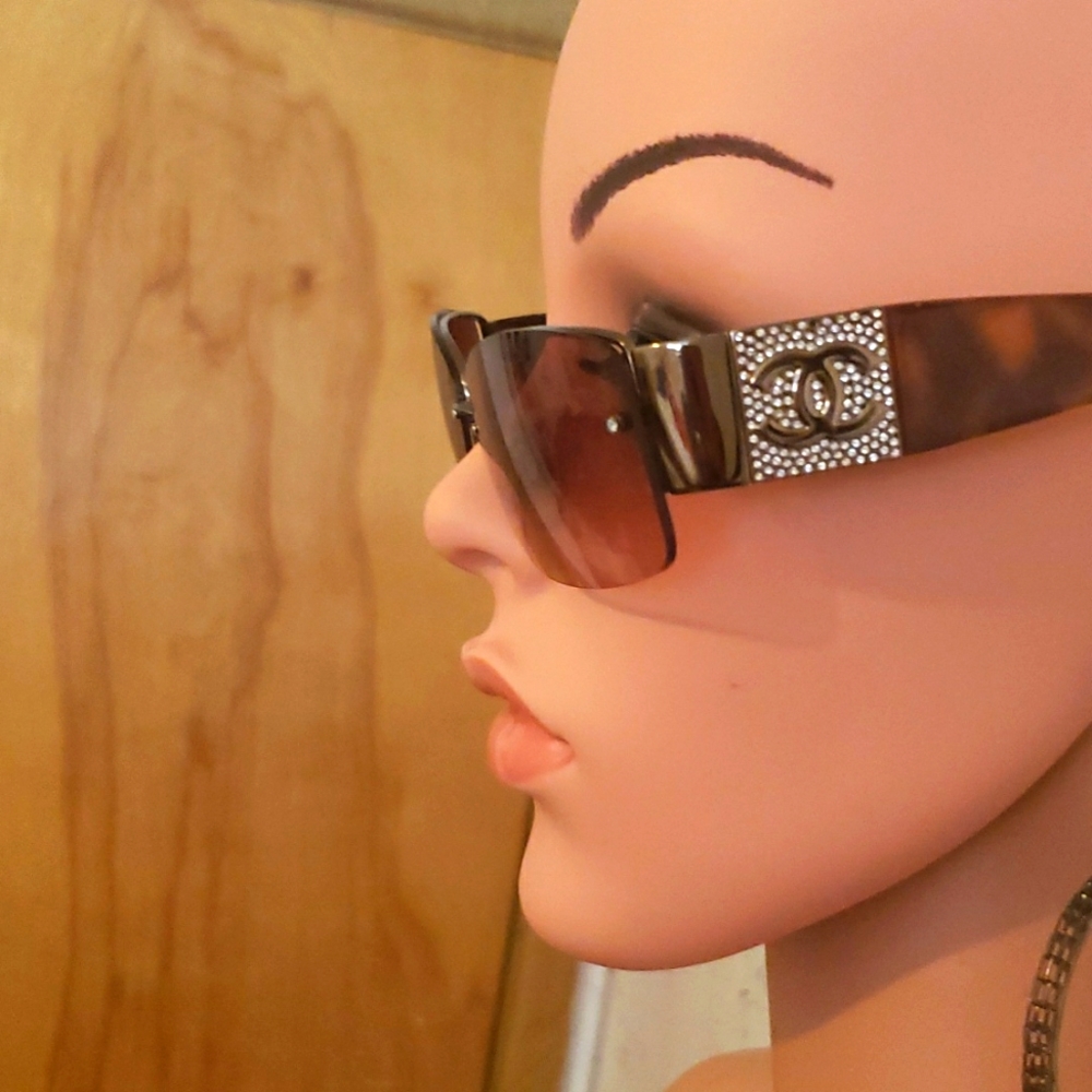 ONE OF A KIND AUTHENTIC CHANEL GLASSES((I'M ECEPTING DESENT OFFERS